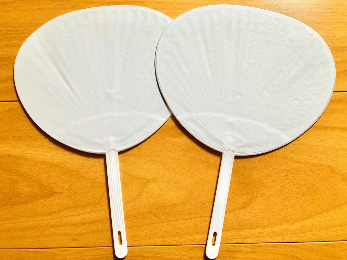 100均で買える「ミニうちわ」を紹介！キーホルダーにできるタイプも【セリア・ダイソー】