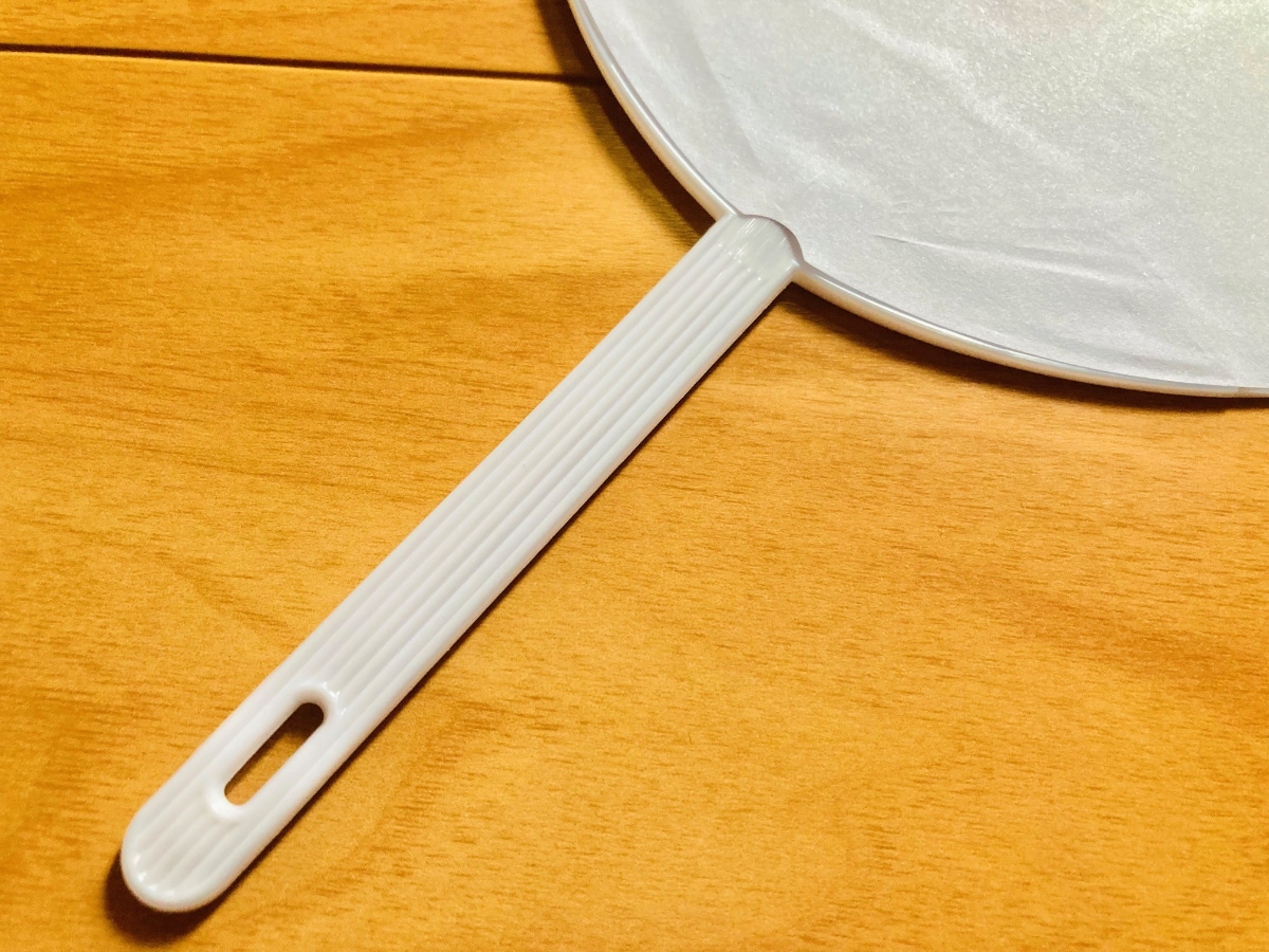 100均で買える「ミニうちわ」を紹介！キーホルダーにできるタイプも【セリア・ダイソー】