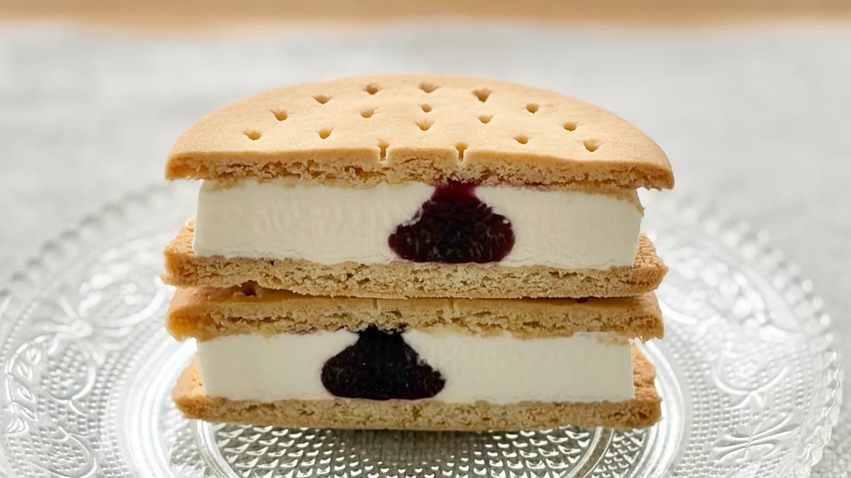 ブルーベリーの酸味にキュン！【ファミマ限定】あのチーズのアイスを実食