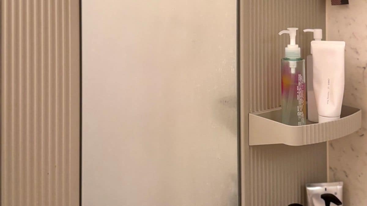 【100均】セリアで売ってる「鏡の曇り止め」、実際どう？ お風呂＆洗面所で使ってみた！
