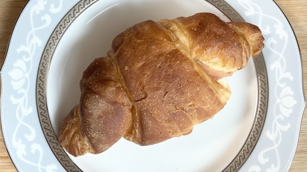 とろっとチーズがあふれ出た！【ファミマ】朝食におすすめの新作パン