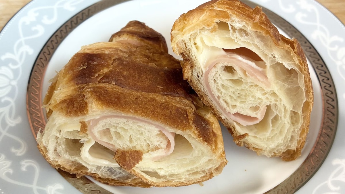 とろっとチーズがあふれ出た！【ファミマ】朝食におすすめの新作パン