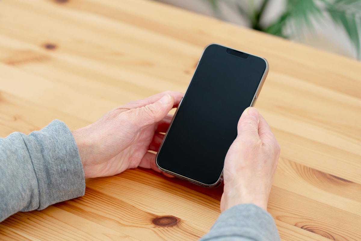 孫を嘘つき呼ばわりする義母の驚きの習性！スマホばかりの夫に娘が放った一言と発表会で暴走する親の末路