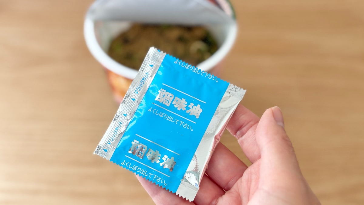 ガーリックがアクセントに！【ファミマ】人気店監修の本格派豚骨ラーメン