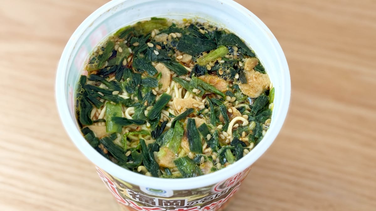 ガーリックがアクセントに！【ファミマ】人気店監修の本格派豚骨ラーメン