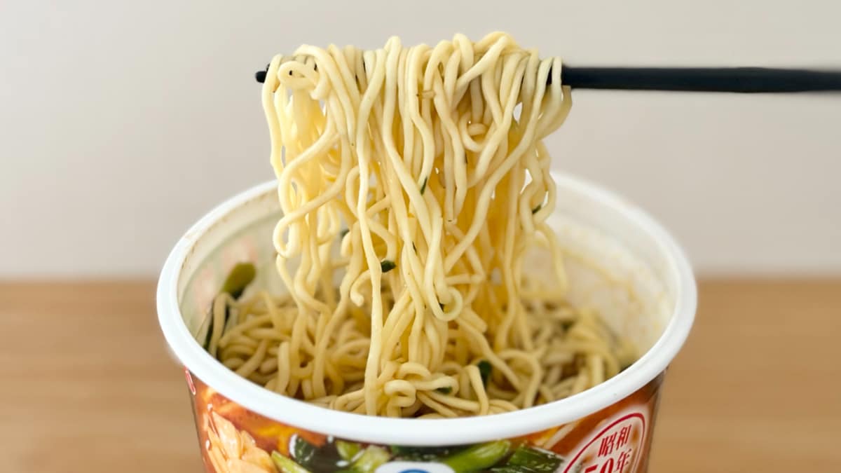 ガーリックがアクセントに！【ファミマ】人気店監修の本格派豚骨ラーメン