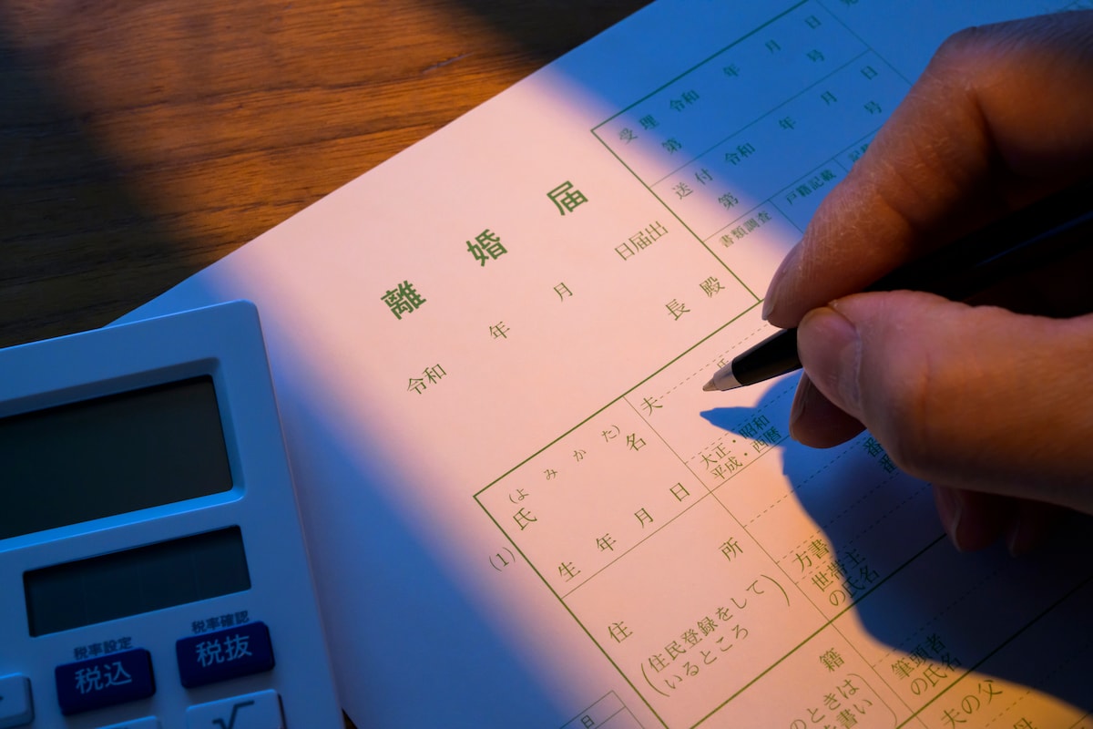 離婚届を先に出したい妻が親権を望む衝撃の理由！夫の留守中に義母が連れてきた人物＆3万円を渡し号泣する夫