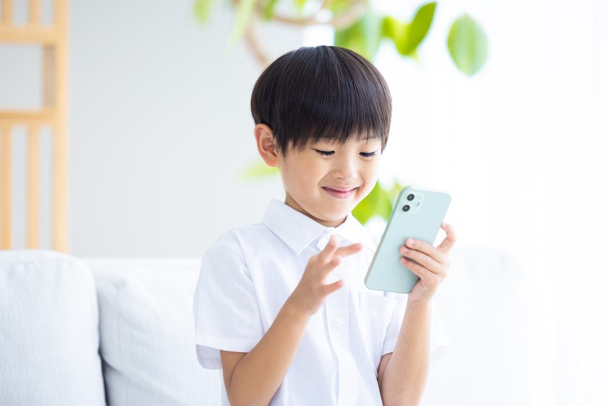 「ママの宝物を借りているだけ」7歳息子が素直に納得。30代女性が小1のスマホ導入で学んだ管理の記録