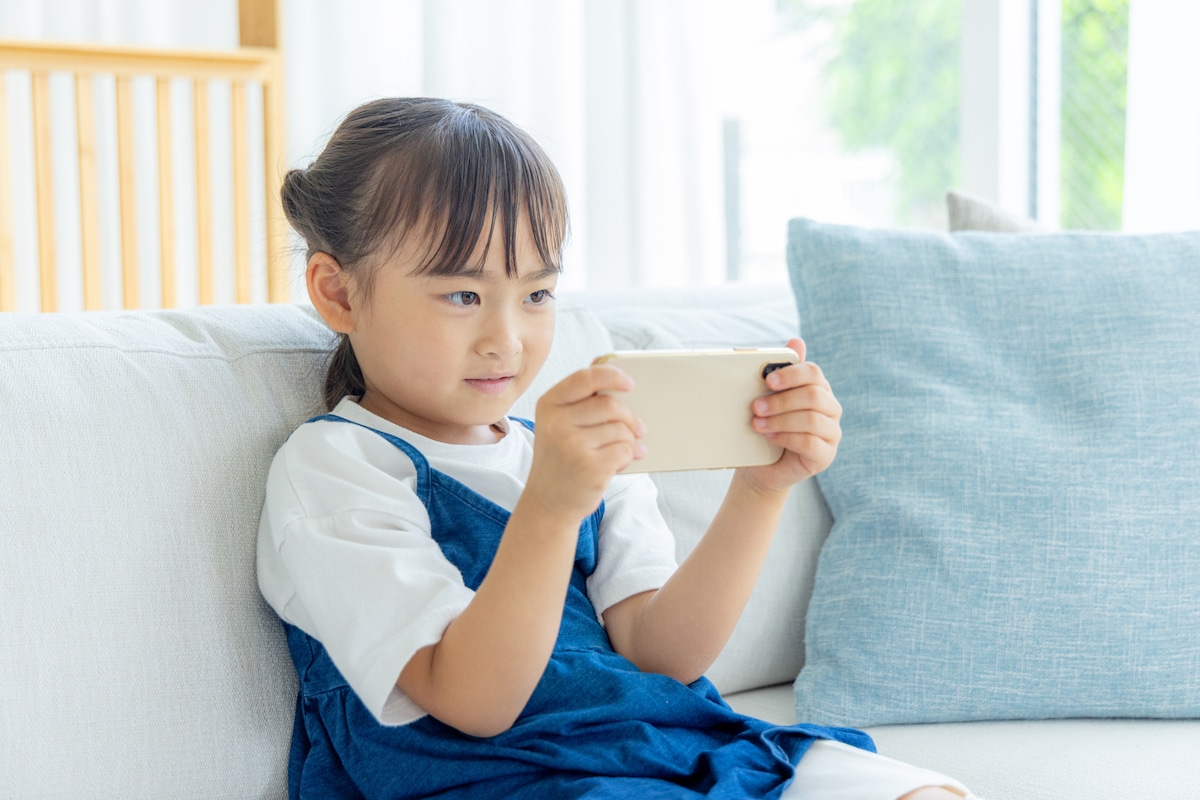 「スマホを触りながらつまずく人を一緒に数えた」近畿の30代母の工夫。万博迷子・課金1万円・Youtubeめぐる攻防…小2娘との体験談