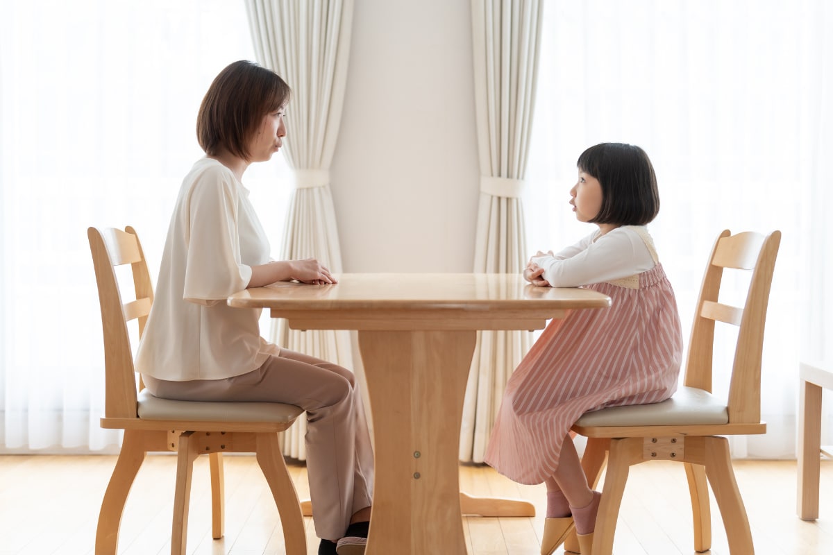 悪びれない様子の娘に困惑！当時10歳の娘が起こした窃盗騒ぎと年収400万未満・43歳シングルマザーが明かす後悔