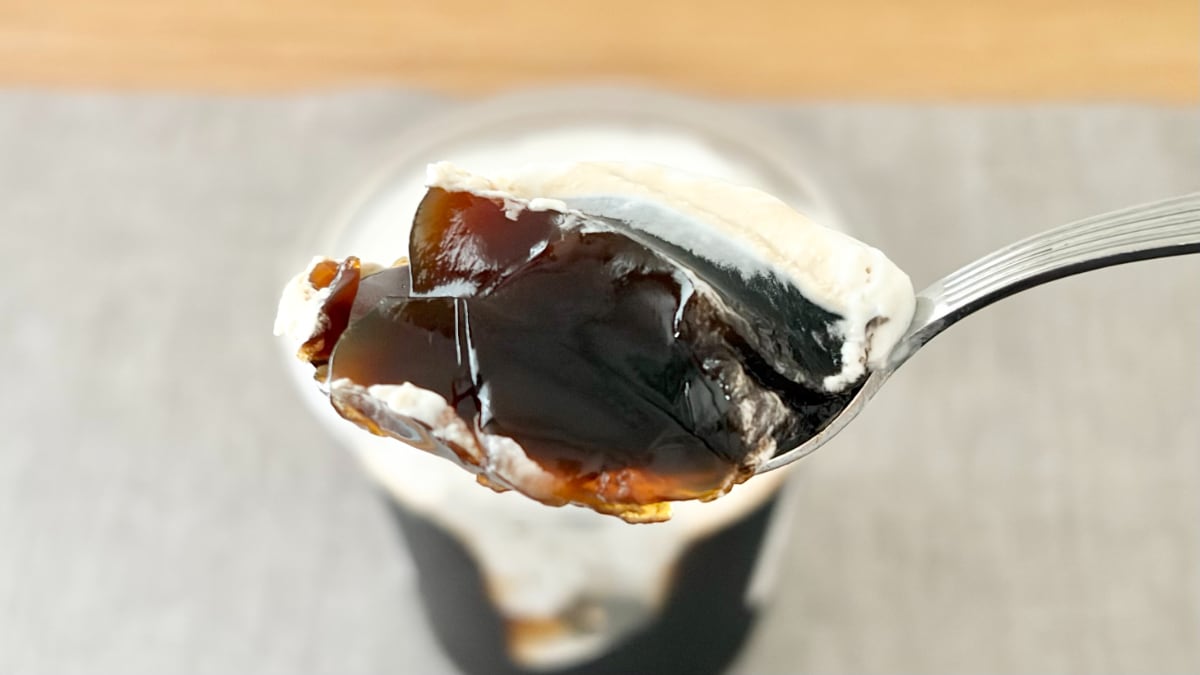 「バカの食い物すぎる」「デカくてうまい」【ファミマ】巨大ゼリーを実食