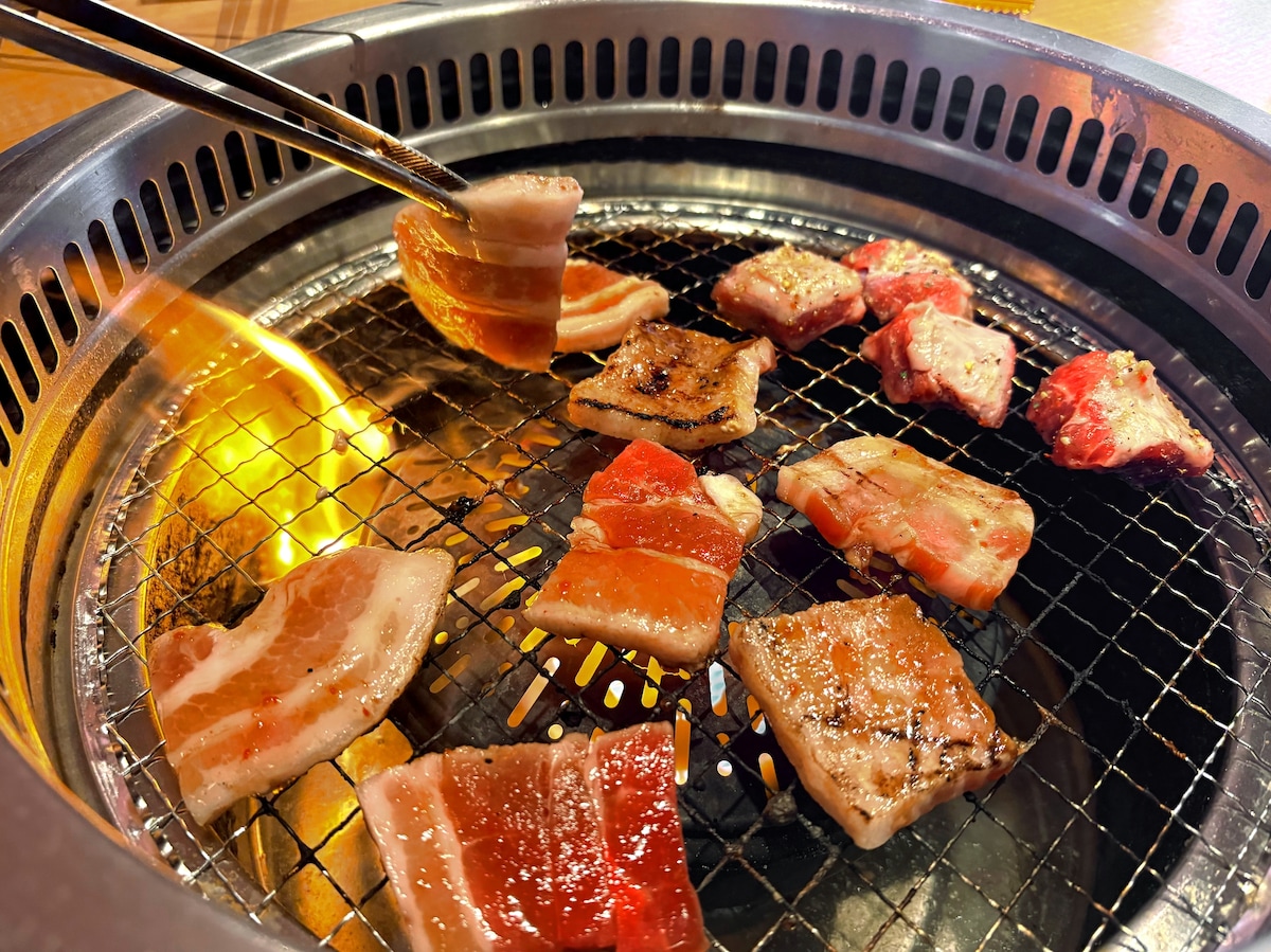 焼肉食べ放題で追加料金を告げられた母親の仰天返答！披露宴の神業ショートヘア＆意地悪な義母への夫の一言