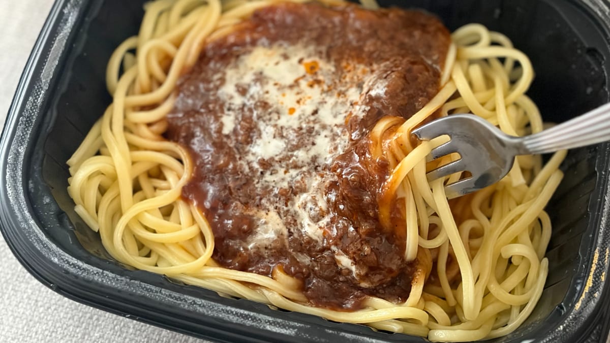 本格派ソースがたっぷり！【ファミマ】シェフ監修、贅沢パスタの味は？