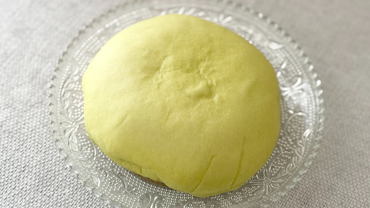 メロンの香りがふわっと広がる！【ファミマ】もちっと食感のパンの味は？