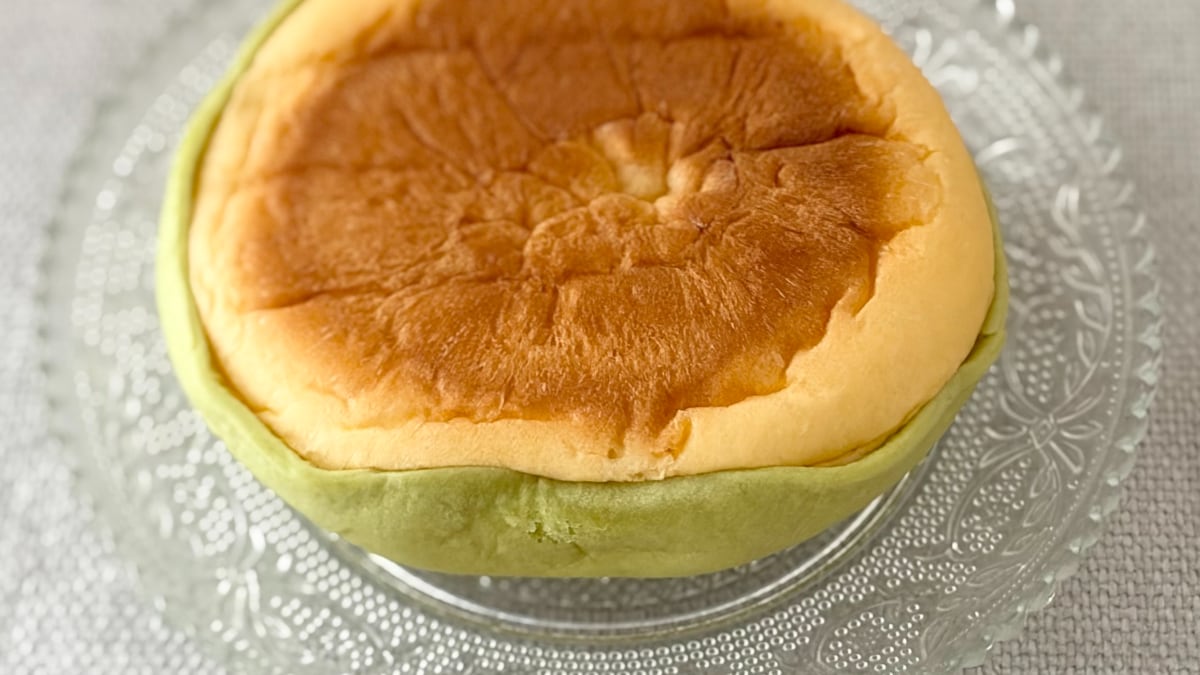 メロンの香りがふわっと広がる！【ファミマ】もちっと食感のパンの味は？