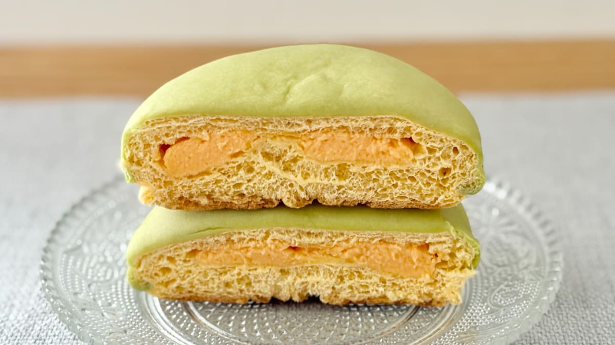 メロンの香りがふわっと広がる！【ファミマ】もちっと食感のパンの味は？