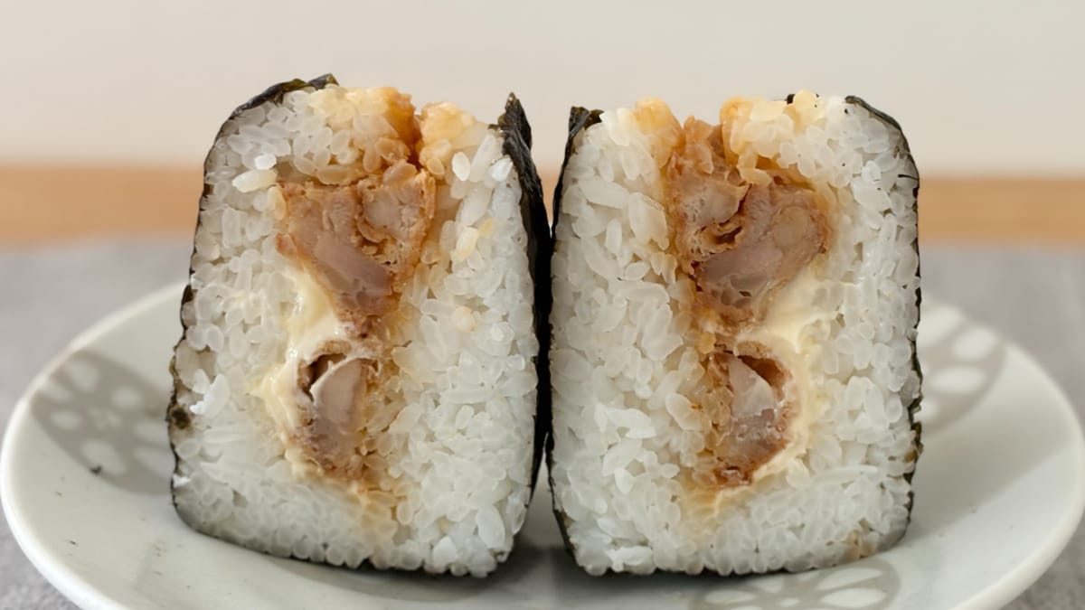 甘辛い唐揚げに大満足！【ファミマ】人気店監修の大きなおむすびって？