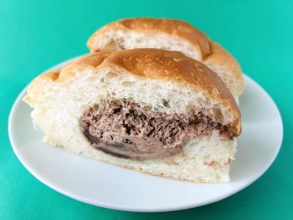 「チョコ好きには嬉しい!」「冷やすのおすすめ!」【ファミマ】「も~っちり食感チョコクリームパン」