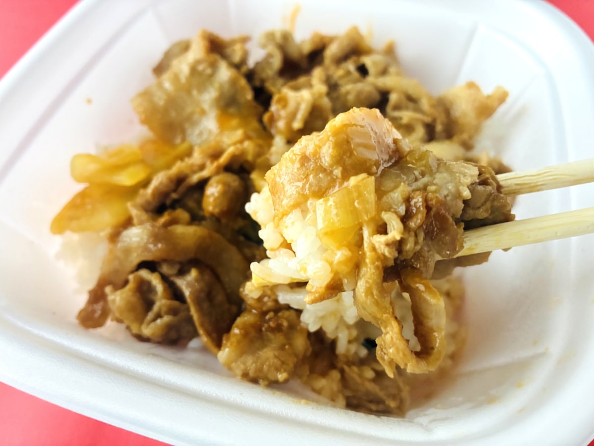 あの味わいをしっかり再現！口の中がずっとにんにく！【ファミマ】伝説のすた丼屋監修の「すたみな丼」
