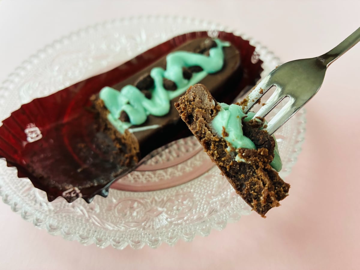 「一番好きかも！」「すべてのバランスが秀逸！」【ファミマ】チョコミントソースをトッピングしたガトーショコラ