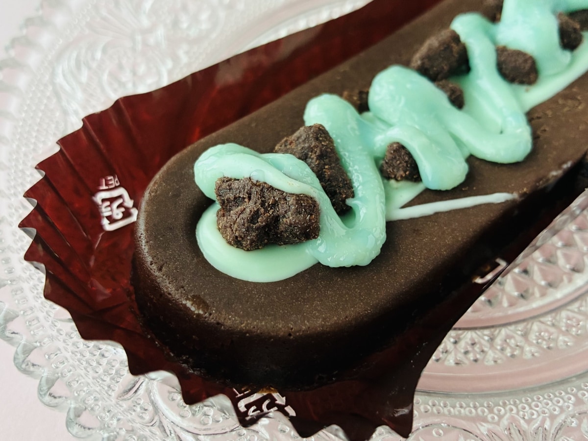 「一番好きかも！」「すべてのバランスが秀逸！」【ファミマ】チョコミントソースをトッピングしたガトーショコラ