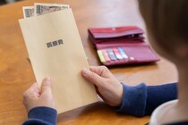 年金増額のはずが医療費3倍の罠！息子の裏切りに愕然とする76歳母＆即退職で年金が78万増えた妻の選択