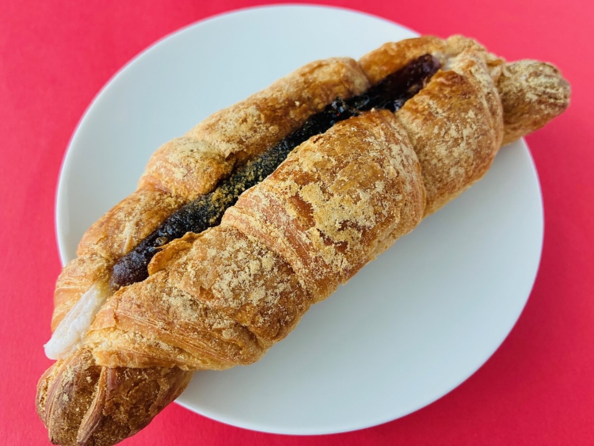 「もちもちして美味しかった！」「かなりオススメ！」【セブン】「餅っと食感クロッチ 黒蜜きなこ」