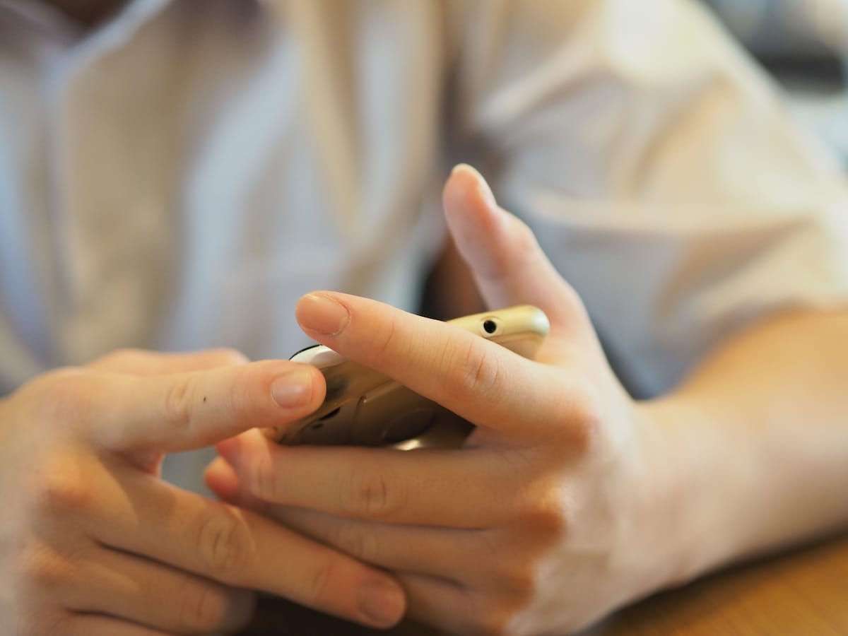 「設定を全部私の携帯からやっていたのに破られた」30代母の驚愕体験。制限突破・毎日のバトル…息子とのスマホ奮闘記
