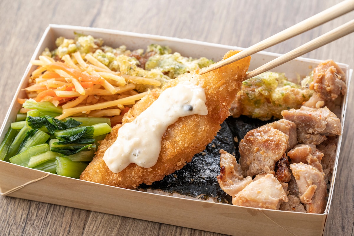 大谷翔平級と絶賛される宮城銘菓の正体！デカすぎるコメダのカツサンドに店員が神対応＆2300円の高級海苔弁