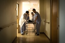 妊娠6ヶ月で緊急搬送され看護師に囲まれた妻の危機！インフルで動かない義父への一言＆若すぎる母親の入学式