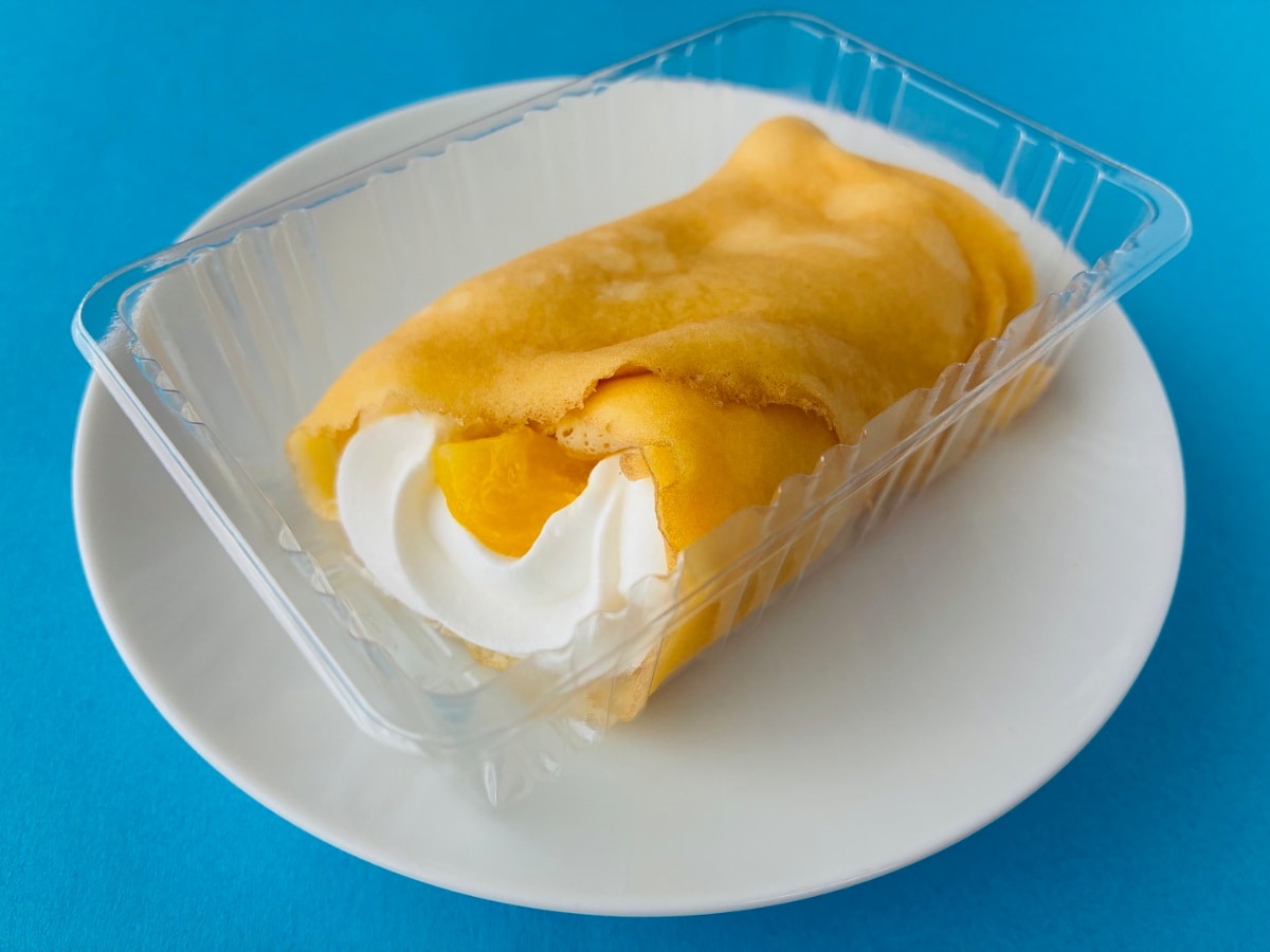 マンゴーソースの甘酸っぱさが好印象！生地の味わいもGOOD！【セブン】「もっちもち食感クレープ マンゴーココナッツ」