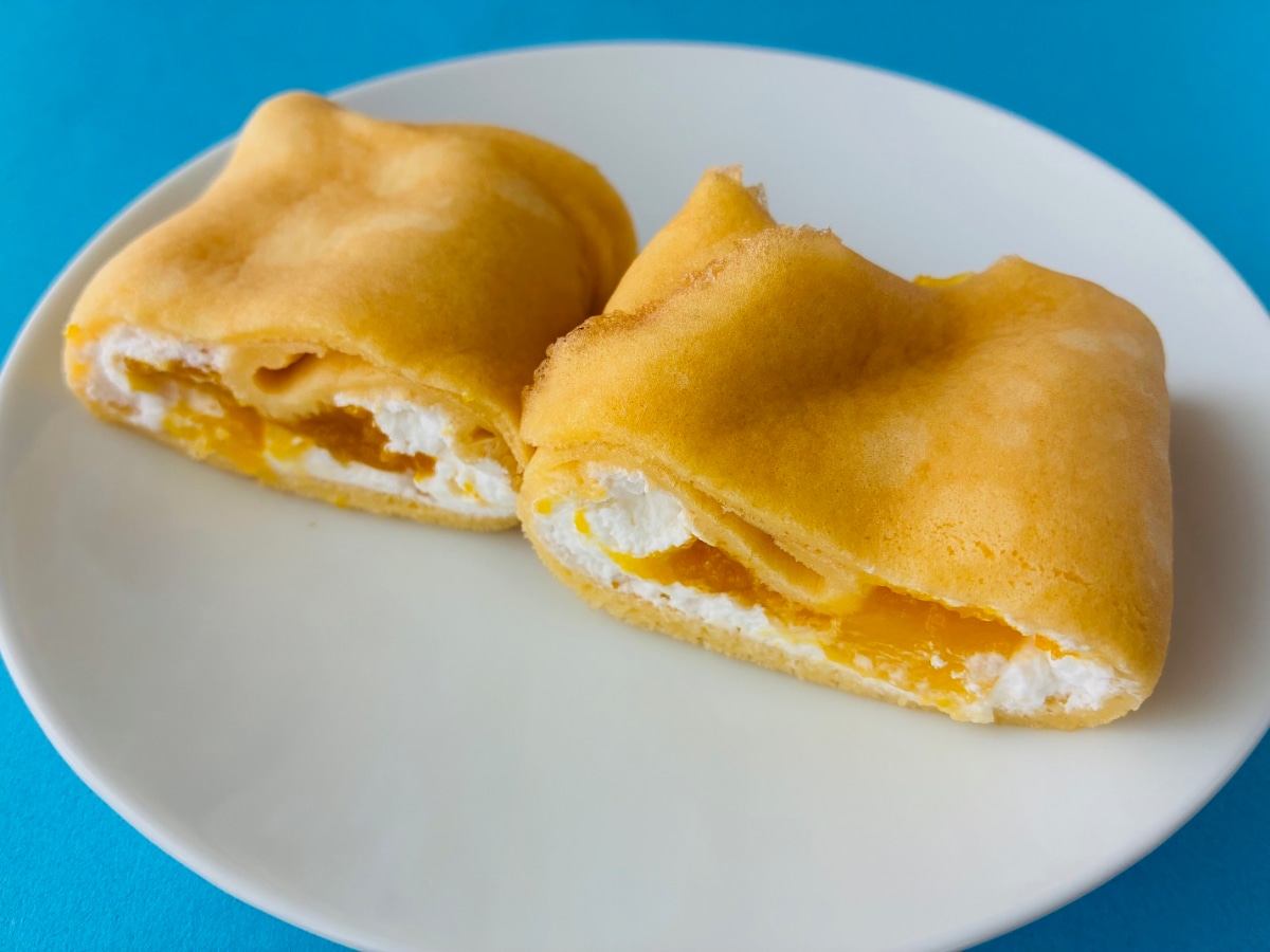 マンゴーソースの甘酸っぱさが好印象！生地の味わいもGOOD！【セブン】「もっちもち食感クレープ マンゴーココナッツ」