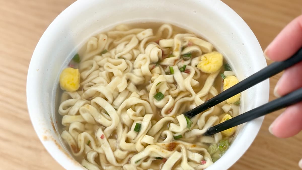 優しい味なのに食べ応えも十分！【ローソン】の1.5倍カップ麺を実食