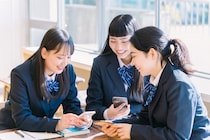 【思春期のスマホ問題】親はどう向き合う？欧米の家庭に学ぶ子どもの「自律心」の育み方