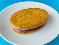 「あと100個食える！」「めっちゃ美味しい！」【ファミマ】Afternoon Tea監修のクリスピーサンド