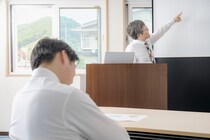会議中に居眠りする同僚の本当の理由＆咄嗟の嘘を暴いた1枚の写真、母を責めた俺がスマホ画面に見た真実