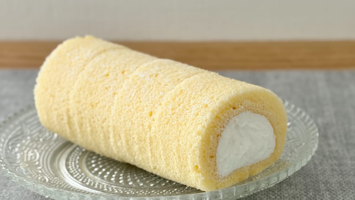 小さいのにクリームの主役感がすごい【セブン】シェアOKのロールケーキ