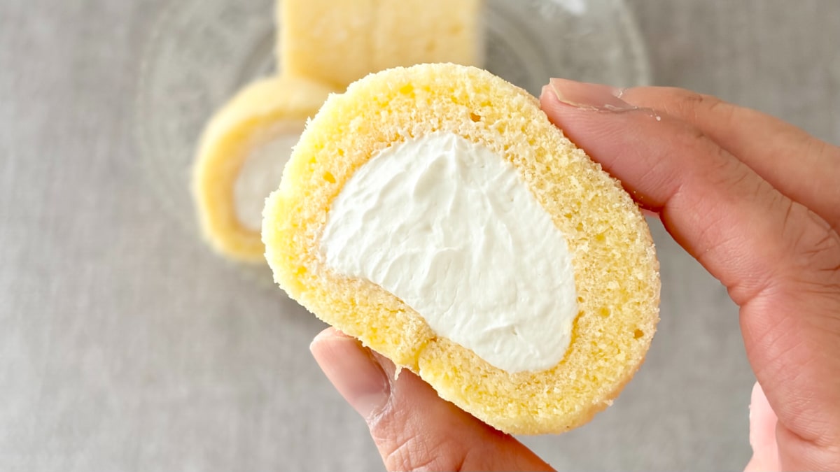 小さいのにクリームの主役感がすごい【セブン】シェアOKのロールケーキ