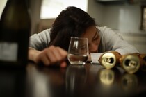 医師解説！アルコール飲み過ぎの症状、乳がんの代表的な3つのサイン＆胃がんを疑うげっぷの3つの特徴