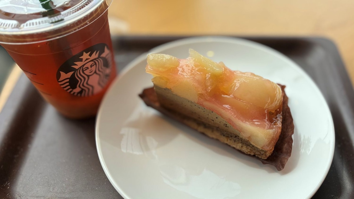 贅沢すぎるティータイムに「癒される」「美味しい〜」の声【スターバックス】桃のタルトが最高だった
