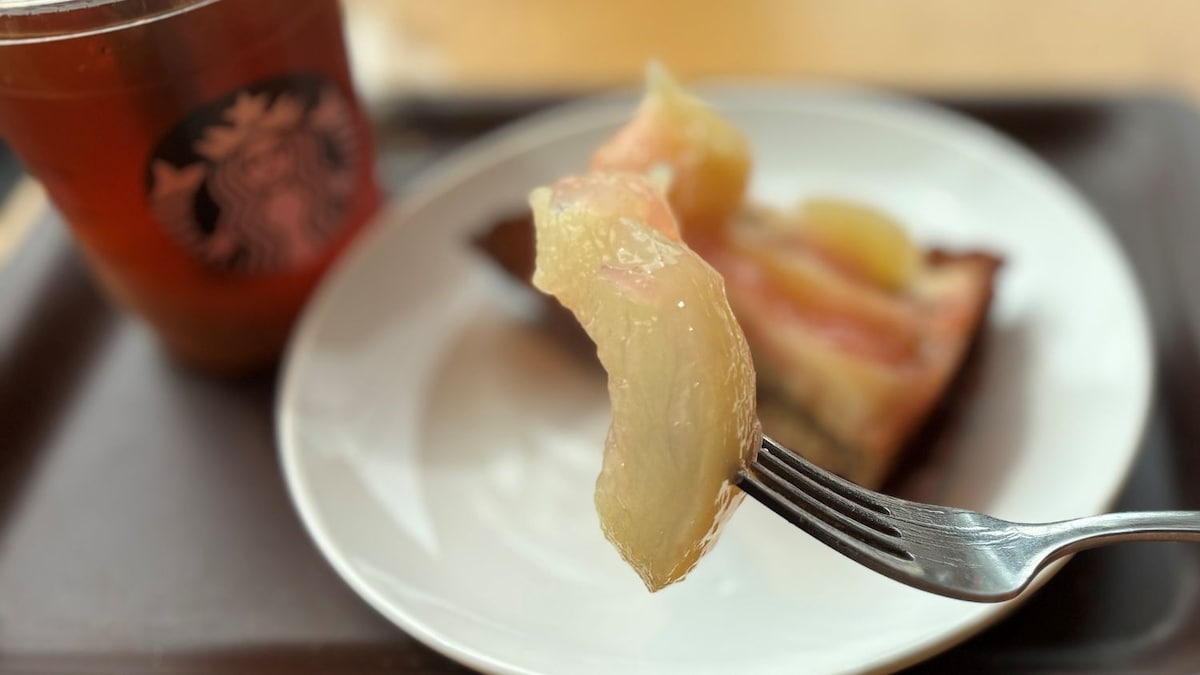 贅沢すぎるティータイムに「癒される」「美味しい〜」の声【スターバックス】桃のタルトが最高だった
