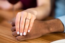 国際結婚を噂する近所の態度が変わった日曜の朝、娘の暴言に耐えた夜、カップルのラブラブが続く週一習慣