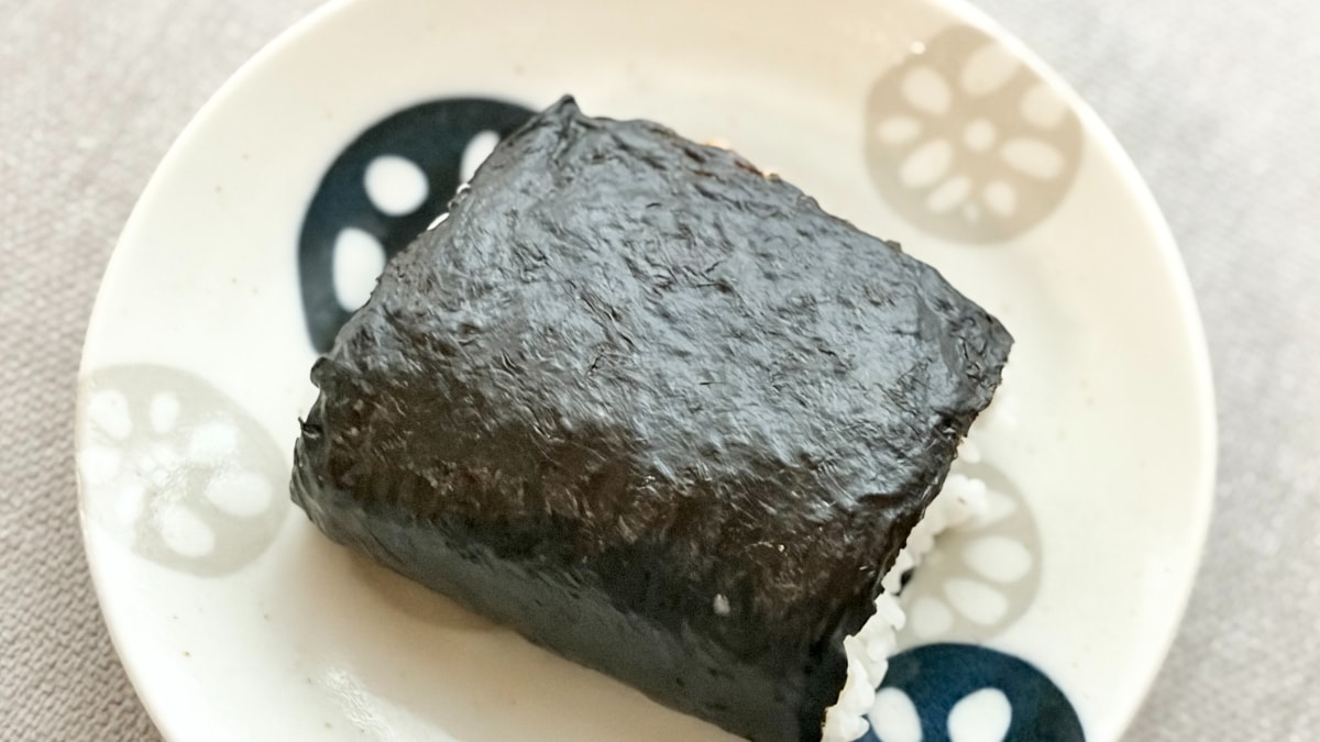 スパイシーなソースはお米とも好相性【ファミマ】食べ応え十分のおむすび