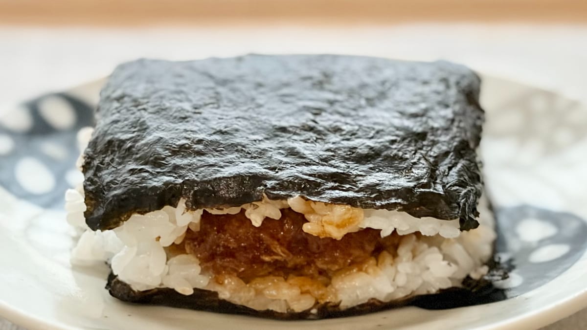 スパイシーなソースはお米とも好相性【ファミマ】食べ応え十分のおむすび