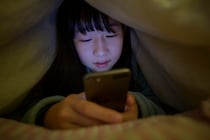 「布団の中でこっそり光っていた」40代母の実感。小5娘とのスマホ格闘——話し合いで変わった親子ルール