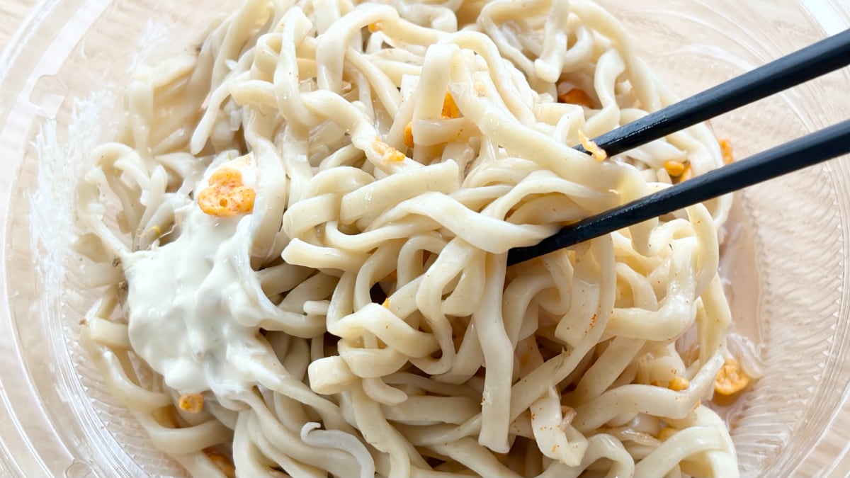 がっつりジャンクで満足度高すぎ!【ローソン】名店監修の冷やし麺が登場
