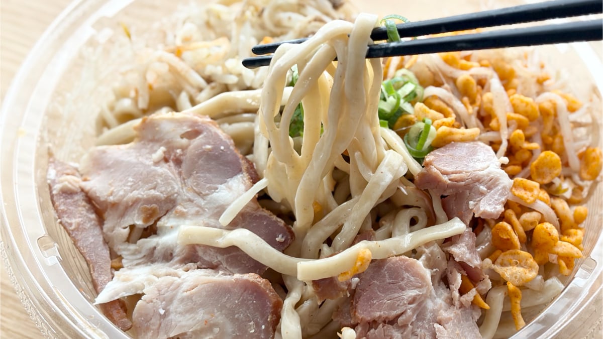 がっつりジャンクで満足度高すぎ!【ローソン】名店監修の冷やし麺が登場