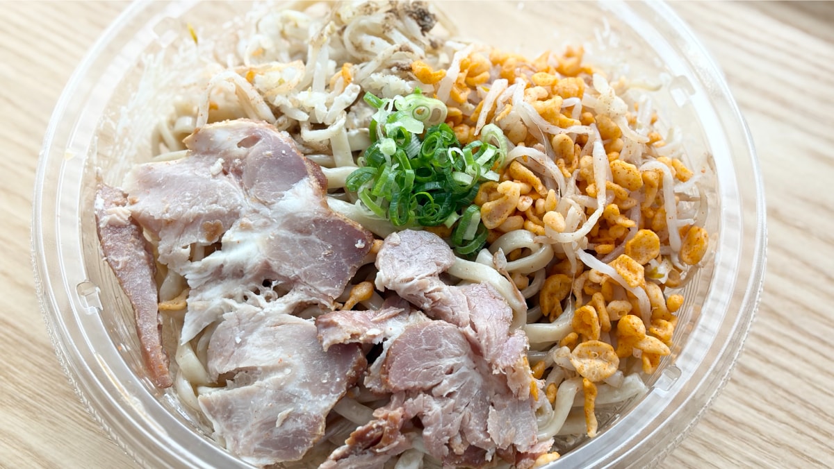 がっつりジャンクで満足度高すぎ!【ローソン】名店監修の冷やし麺が登場
