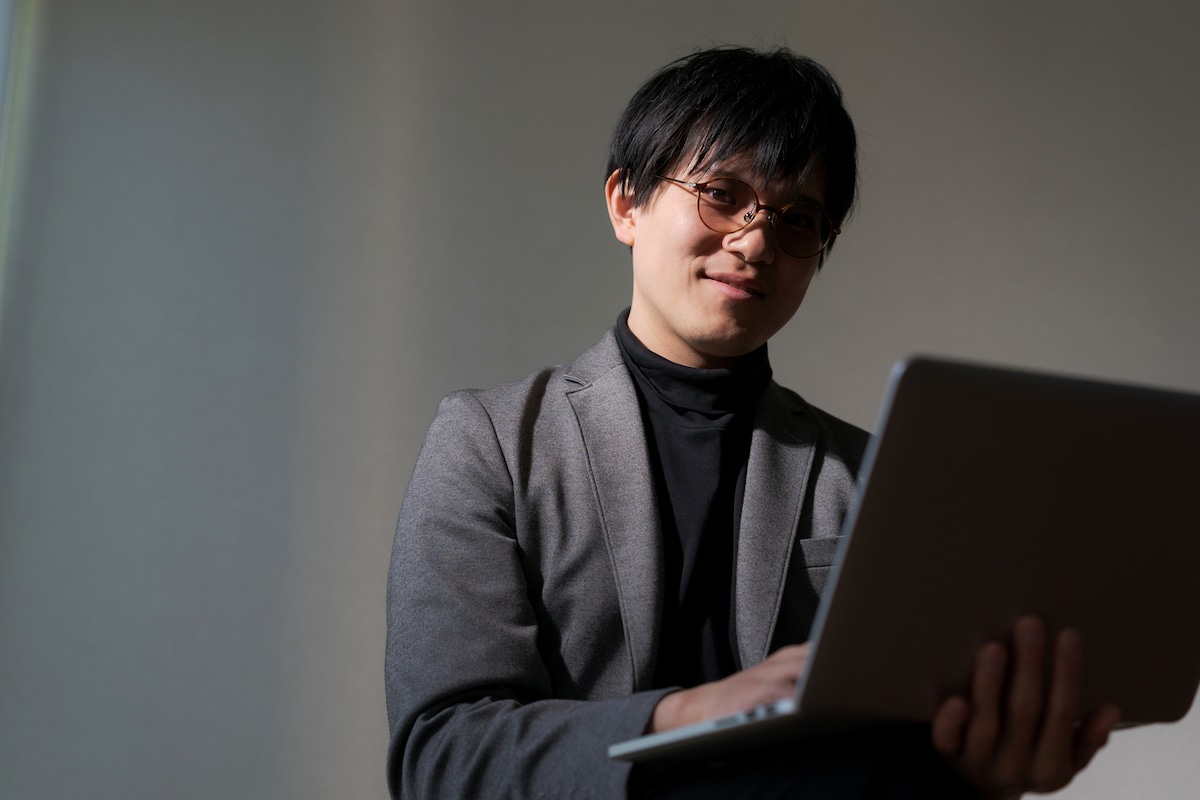 「笑えなくなった」絶望の日々……！！パワハラと副業詐欺で追い詰められた世帯年収750万・29歳男性のエピソード