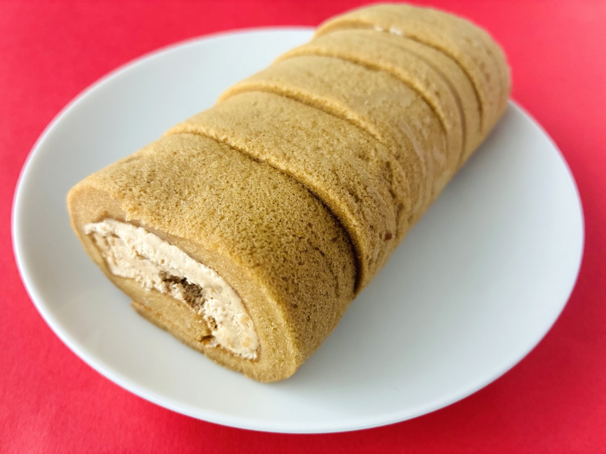 「大人な味わい！」「優しい味わいに癒された！」【ファミマ】もっちりクリームロール（コーヒー）